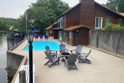 Image de Amazing 5 bedroom, 4 bath home with Private Pool & Dock located in a great cove.