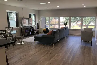 Image de Brand new great view downtown apartment- Iris 4!