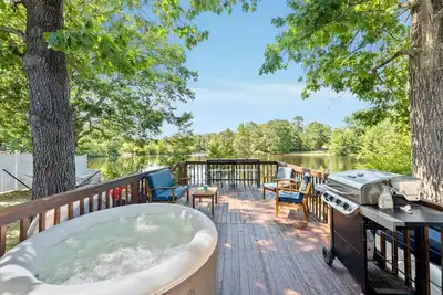 Image de Lake & Kayaks w Hot Tub - 20 Mins to Beaches!