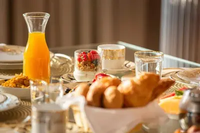 Image de Grand Suite Near falcon Tower Deira By Luxury Bookings