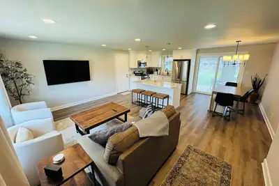 Image de 2025 Football Season ready 🏈- Newly remodeled 3 bedroom home, steps from Lambeau