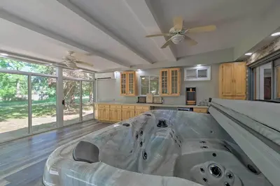Image de Coastal Edgewater Home w\/ Private Hot Tub!