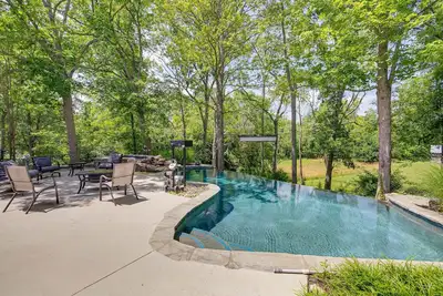 Image de Pool, Hot Tub & Outdoor Theater: Franklin Retreat