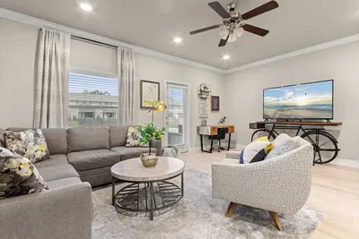 Image de Stylish Modern Retreat in Downtown w/ Pool, 3 Bedroom, 2. 5 bath, free parking