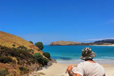 Wake to the sound of the beach! ! 5min walk to the water
