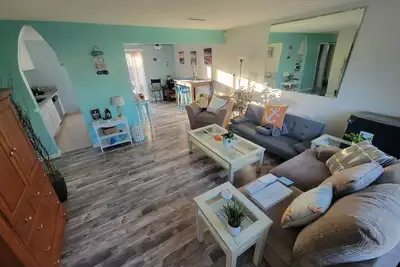 Image de 2 Bed 2 Bath House for Beach Fun. Tons of Extras! Adorable Fully Remodeled Beach