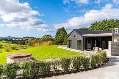 Image de The Langs - With stunning views, expansive entertaining areas inside and out and an unparalleled location once you are here you won't want to leave. Grab you friends and family or organise your corporate get together at this luxury beach-side retreat