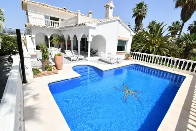 Image de Villa 'avec appartement séparé' près de la plage avec piscine, terrasse et Wi-Fi