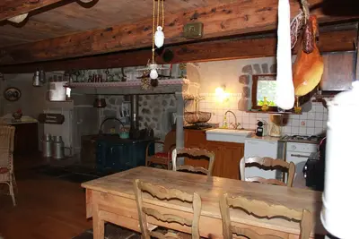 Image de Insolite : Maison auvergnate atypique aux pieds du massif du sancy