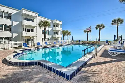 Image de Coastal Condo Escape w/ Patio: Steps to Beach
