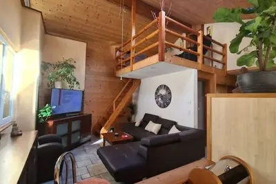 Image de Chez Pewee beau duplex avec terrasse en ville. Parc privé, animaux acceptés