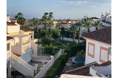 Image de Sought after location with solarium & hot tub!