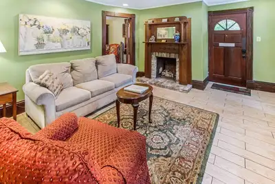 Image de Unbeatable Location Just Three Blocks to River Street by Lucky Savannah