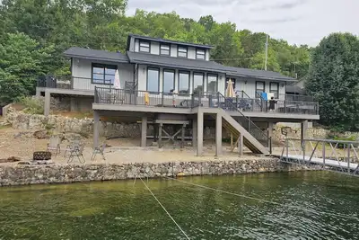 Image de Lake house with beautiful views in private cove!