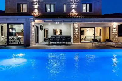 Villa Neven with heated private pool, wine cellar