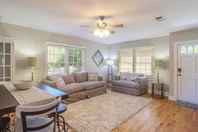 Image de Cozy 3 Bedroom/ 2 Bath Home Located Blocks From Downtown Biloxi and the Beach