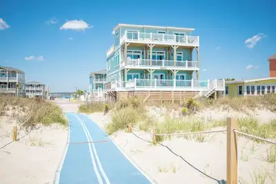 Image de Sea-Batical: Expansive Home with a Pool, Hot Tub and Elevator