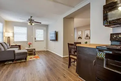 Image de Peaceful & close to downtown. Professionally cleaned!