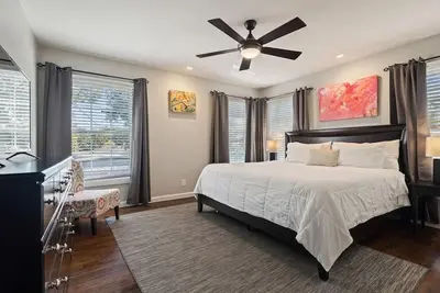 Image de Walk to food and shops*local Art* King 1 Br apt!