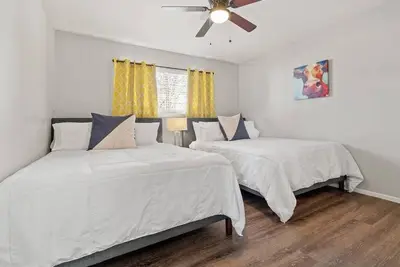 Image de Great Location! Walk to At&T stadium. Spacious with luxe beds