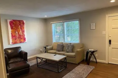 Image de Artist Alcove* Spacious Apartment* Walk 2 Shops!