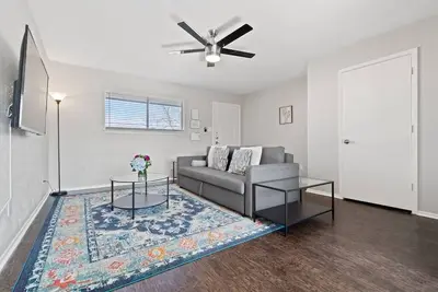 Image de Six Flags suite professionally cleaned with luxe king bed