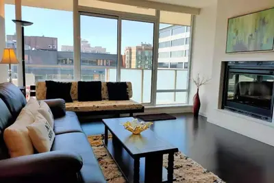 Image de WaterFalls Hotel: Suite in \"The Falls\" Downtown with pool and free parking