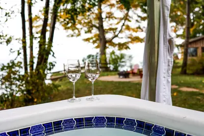 Image de *Hot Tub * Lake Front | Near Olcott Beach | King Bed