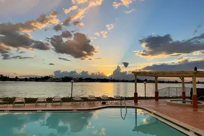 Image de Breathtaking Panoramic Ocean views from virtually every living space!