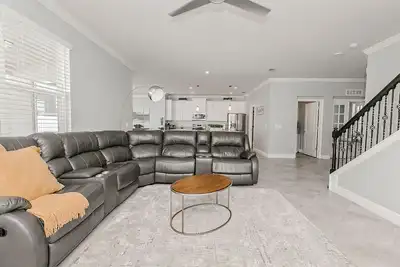 Image de Spacious 4 Bed Home near Orlando Gated+Pool Access