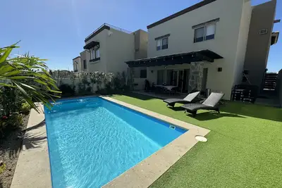 Image de Luxury 4br Villa Private Heated Pool, Great Location 5 min Downtown Pet Friendly