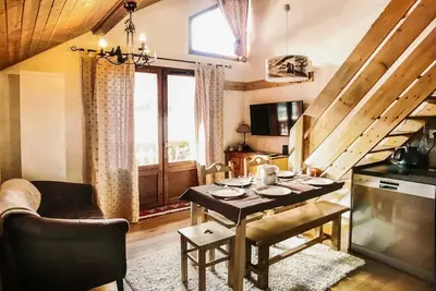 Image de 100m du centre station, 1er étage, balcon, parking, télévision, casier à ski, 20m², Valloire