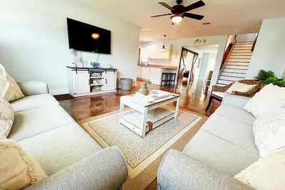 Image de Spacious Beach Farmhouse w/ Backyard Oasis