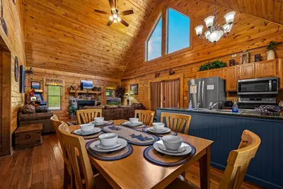Image de 10mins Dollywood, Cozy Cabin, New Hot Tub, Creek, Dog ok, Arcade, Grill