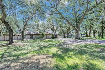 Image de One level home on acreage with privacy