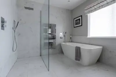 Image de Exceptional 6 bed seaside home with harbour views