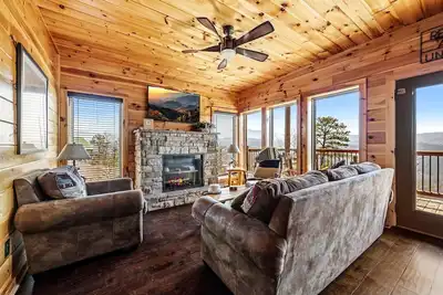 Image de Plenty of room to spread out! 13 Min to Pigeon Forge-Hot Tub + Pool Table/Arcade