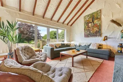 Image de Xanadu: Stylish family home by the Pub and Beach