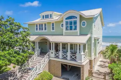 Image de Salty Lady - Stunning Oceanfront Home in Folly Beach with Seasonal Hot Tub and Ocean Views