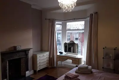 Image de 3 bedroom traditional house near city, parks & shops