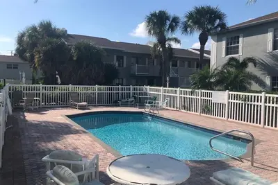 Image de 3 bedroom beach rental unit with pool
