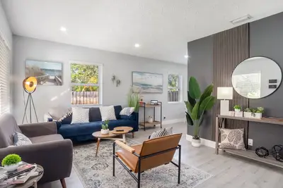 Image de Super Modern ~3 miles to Beach~ Large Yard/Patio & Bbq
