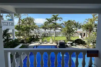 Image de Beach front condo. Steps to the beach.