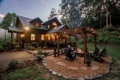 Image de Pet-Friendly Blue Ridge Cabin on 9 Acres! Views, Theater, Game Room, Trails!