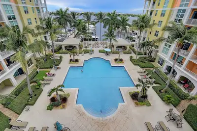 Image de Luxurious coastal waterfront condo