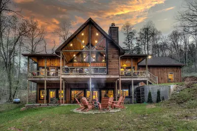 Image de Luxury Cabin-Chic getaway w/hot tub, Gated community, River access, Easy drive