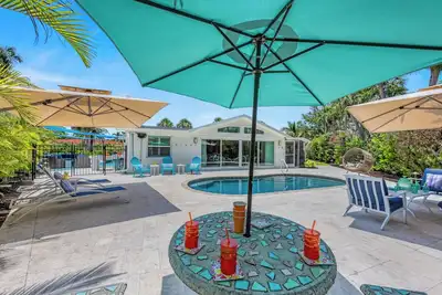 Image de Beach Palm Villa | Private Heated Pool, Fire Pit, Putting Green, & Spacious Outdoor Lounging Area