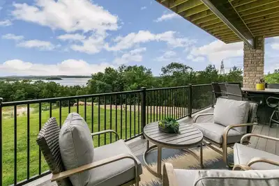 Image de Majestic Walk-in Lake Condos-No stairs And Views for Mile-2 outdoor spaces-5 mins to Branson| 124