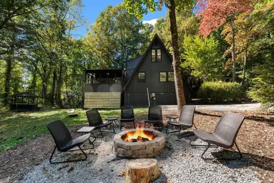 Image de Awesome A-frame unique hot tub, fire pit game room