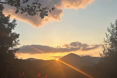 Image de Romantic cabin w\/hot tub, fire pit, epic sunsets & stargazing